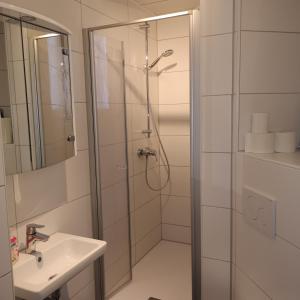W łazience znajduje się prysznic i umywalka. w obiekcie Hafenstraße 98 - Apartment im 4. Obergeschoss w mieście Bremerhaven