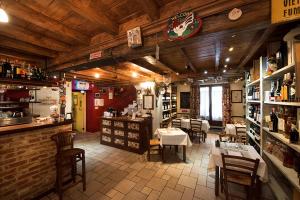 uma sala de jantar com mesas e cadeiras num restaurante em Residence La Pera Bugiarda em Venaria Reale