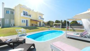 Zdjęcie z galerii obiektu Sunny Breeze Deluxe Villa Near Beach, Private Pool w mieście Kremasti