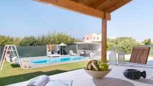 Fotografia z galérie ubytovania Sunny Breeze Deluxe Villa Near Beach, Private Pool v destinácii Kremasti