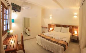 Un dormitorio con una cama y una mesa y una ventana. en Azul Pousada, en Jericoacoara 77 fotos más