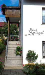 una scala che porta a un edificio fiorito di Haus Spiegel a Hilders