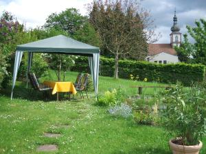 gazebo con sedie e tavolo in giardino di Haus Spiegel a Hilders
