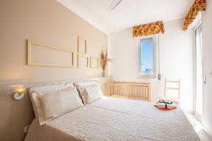 a bedroom with a bed and a window at Villa Salento in Torre Santa Sabina