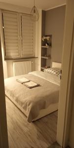 - une chambre avec un grand lit et une fenêtre dans l'établissement Apartament Białystok Center, à Białystok