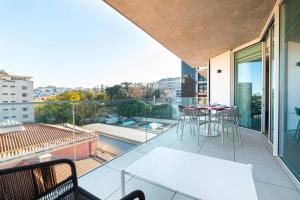 里斯本的住宿－Liberdade Terrace Apartment，市景阳台配有桌椅。