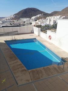 Swimmingpoolen hos eller tæt på Apartamento con vistas al mar en Carboneras