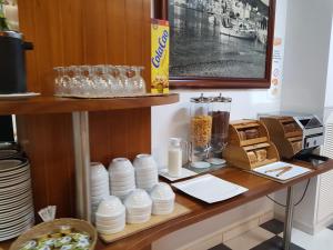 einen Tisch mit Platten und Schalen darüber in der Unterkunft Hotel S´Aguarda in Cadaqués
