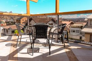 um grupo de cadeiras sentadas em cima de uma varanda em The Grand La Paz Experience Hotel Boutique em La Paz