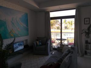 salon z kanapą i dużym oknem w obiekcie NEW Exclusive Family Suite With Breathtaking View w mieście Salala