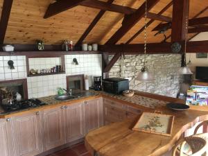 Η κουζίνα ή μικρή κουζίνα στο Maison d'amis