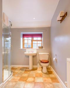 uma casa de banho com um WC e um lavatório em Volunteer Inn em Chipping Campden