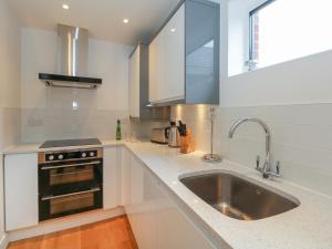 Kuchyň nebo kuchyňský kout v ubytování Harbourside Haven Apartment 4