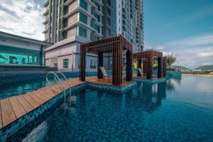 uma grande piscina num edifício com água em AISI3 Studio Seaview at Tanjung Lumpur em Kuantan