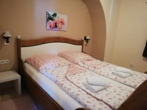 ein Bett mit zwei Handtüchern darauf in einem Schlafzimmer in der Unterkunft Vivi studio apartments in Mali Lošinj