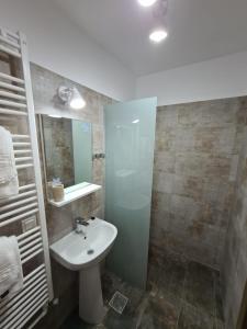 uma casa de banho com um lavatório e um espelho em Ski Top Busteni em Buşteni