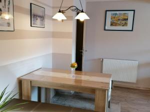 uma mesa de madeira com um vaso em cima numa sala em Ferienwohnung Michael Vogl em Bodenmais