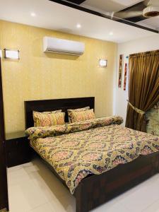 Säng eller sängar i ett rum på Independent Full House Dha 6 Lahore