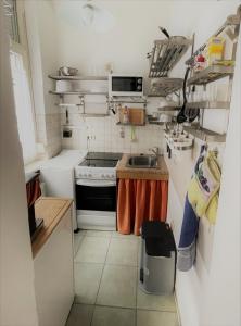 Il comprend une petite cuisine équipée d'une cuisinière et d'un évier. dans l'établissement 2-Raum Ferienwohnung in Connewitz, à Leipzig