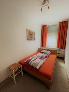 Schlafzimmer mit einem Bett und einem Fenster mit roten Vorhängen in der Unterkunft 2-Raum Ferienwohnung in Connewitz in Leipzig