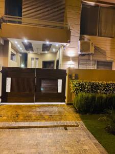 une porte d'entrée d'une maison la nuit dans l'établissement Independent Full House Dha 6 Lahore, à Lahore