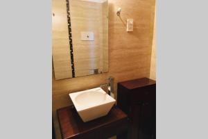 a bathroom with a sink and a mirror at Apto con parrilla en balcón a 80 de la playa! Con wifi in Punta del Este