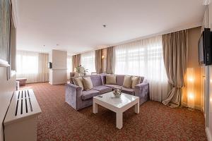 una sala de estar con un sofá y una mesa en Dream Hill Business Deluxe Hotel Asia, en Estambul
