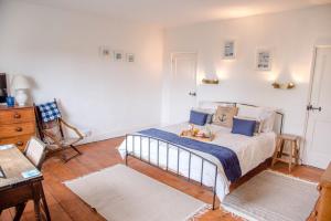 1 dormitorio con 1 cama con almohadas azules en Manor Lodge, Walberswick (Air Manage Suffolk), en Southwold