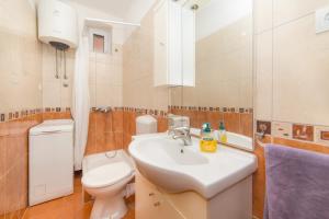 y baño con lavabo y aseo. en Apartment Kalalarga en Makarska