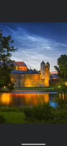 um grande castelo com um lago em frente em Queen Street Apartments em Enniskillen