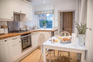 A cozinha ou cozinha compacta de Railway Cottage, Aldeburgh (Air Manage Suffolk)