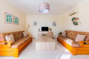 sala de estar con 2 sofás y TV en Steps Algarve @ Praia da Falésia 300 meters, en Albufeira
