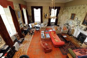 Enniscoe House في Crossmolina: غرفة معيشة مليئة بالاثاث والثريا