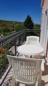 Ein Balkon oder eine Terrasse in der Unterkunft Ruzica Apartments