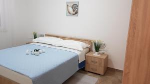 ein Bett mit zwei ausgestopften Tieren in einem Schlafzimmer in der Unterkunft Ruzica Apartments in Mirce