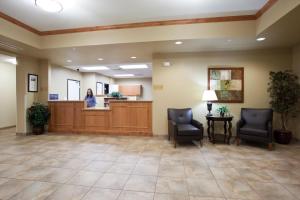 une femme dans une salle d'attente d'un hôpital dans l'établissement Candlewood Suites Craig-Northwest by IHG, à Craig