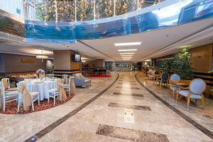 Un comedor con mesas y sillas en un edificio. en Dream Hill Business Deluxe Hotel Asia, en Estambul