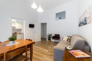 un soggiorno con un divano e un tavolo di Casa Donna Gina - Puglia Mia Apartments a Monopoli