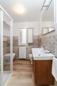 un bagno con lavandino, vasca e WC di Casa Donna Gina - Puglia Mia Apartments a Monopoli