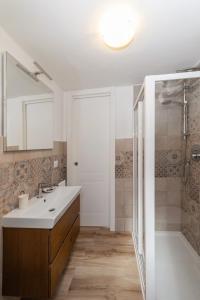 un bagno con un lavandino bianco e una doccia di Casa Donna Gina - Puglia Mia Apartments a Monopoli Altre 15 foto