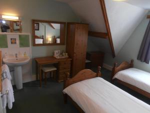 Un pat sau paturi într-o cameră la Meadowlea Guest House
