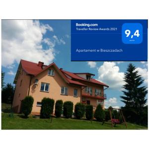 zdjęcie domu z placem zabaw w obiekcie Apartament w Bieszczadach w Wołkowyi