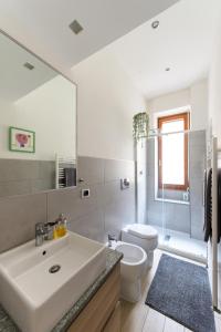 トリノにあるCasa Margauxの白いバスルーム(洗面台、トイレ付)