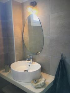 A bathroom at Pebbles of Kioni