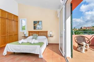 Un dormitorio con una cama y un balcón. en Villas Nura, en Son Carrio 31 fotos más