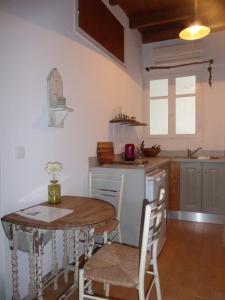 A kitchen or kitchenette at Pebbles of Kioni
