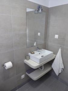 A bathroom at Pebbles of Kioni