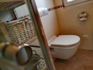 Un pequeño baño con inodoro y ventana. en Ferienwohnung A Casa Mia, en Gengenbach 15 fotos más