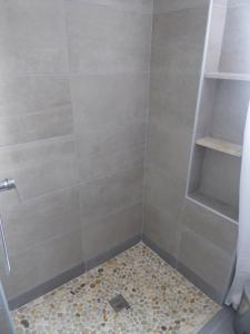 A bathroom at Pebbles of Kioni