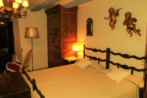 1 dormitorio con 1 cama blanca grande en una habitación en CASA-ABADÍA DE BANAGUÁS, en Banaguás